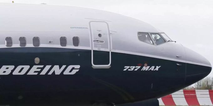 Zwei Abstürze der Boeing 737 Max innerhalb weniger Monate haben den Flugzeugbauer Boeing in eine schwere Krise gebracht. Foto: Ted S. Warren/AP/dpa Boeing 737 Max