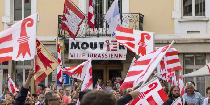 Projurassier feiern in Moutier nach der gewonnenen Abstimmung im Juni 2017. moutier projurassier