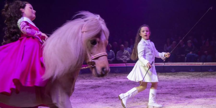 2019: Chanel führt mit acht Jahren wie eine Grosse durch ihre eigenen Nummern. Witzig: Ihre Ponys tragen Puppen auf dem Rücken, die aussehen wie sie.