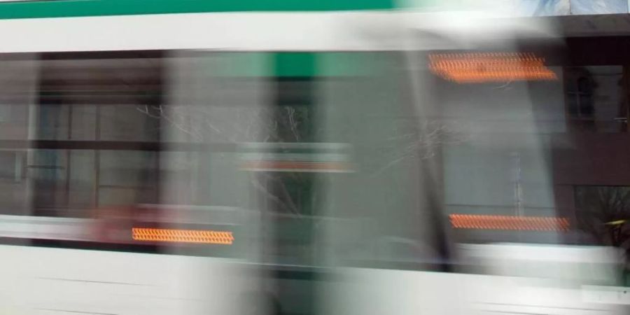 Nachdem er Randalierer in einer Strassenbahn in Magdeburg zur Rede gestellt hat, ist ein junger Mann zusammengeschlagen worden und befindet sich in Lebensgefahr. Foto: Klaus-Dietmar Gabbert