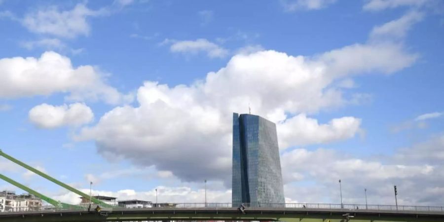Wolken ziehen über der Zentrale der Europäischen Zentralbank (EZB) im Frankfurter Osten hinweg. Foto: Arne Dedert