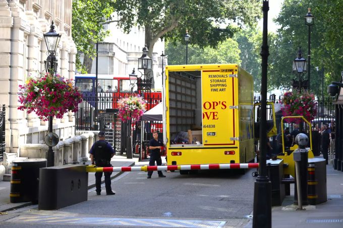 Ein Umzugswagen steht in der Downing Street, einen Tag nach der Ernennung des neues Premierministers, Johnson. Regierungswechsel in London