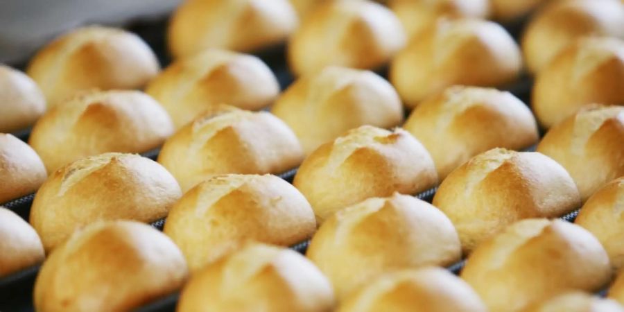 Brötchen kommen aus dem Ofen