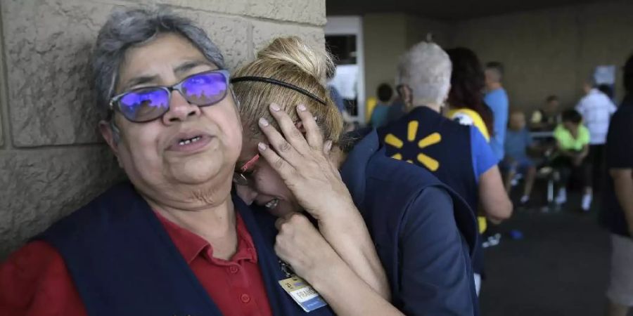 Fassungslos stehen Mitarbeiter von Walmart vor der Tür des Ladenkomplexes in El Paso. Foto: Mark Lambie/The El Paso Times/AP