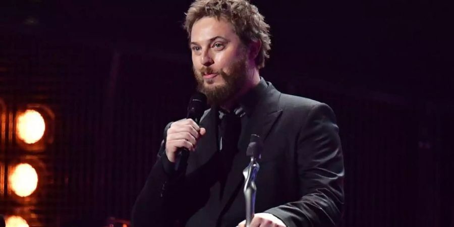 Duncan Jones nimmt 2017 bei den Brit Awards einen Preis für seinen verstorbenen Vater David Bowie entgegen. Foto: Dominic Lipinski/PA Wire