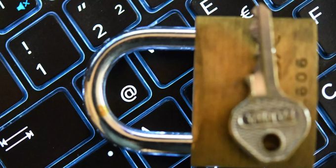 Ein Schloss liegt auf der Tastatur eines Computers (gestellte Aufnahme zum Thema: Datenschutz). Datenschutz-