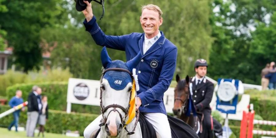 Peder Fredericson darf sich nach seinem Sieg auch über ein neues Cabrio freuen. Foto: Daniel Bockwoldt
