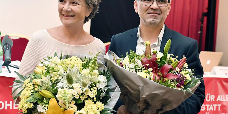 Die SP-Kandidaten Esther Meier (links) und Ali Özcan nach der Nomination für die Nationalratswahlen.