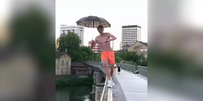 Brückenspringer - Freeskier Ragettli köpfelt mit Schirm in die Limmat