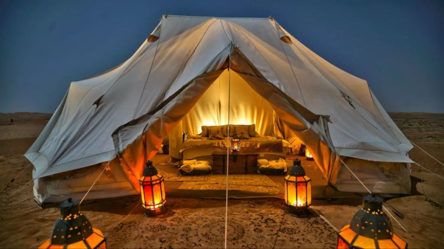 Der Canvas Club Oman bietet mitten in der Wüste ein luxuriöses Glampingabenteuer.