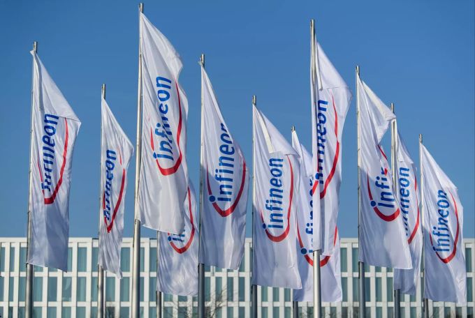 Flaggen mit dem Logo von Infineon flattern im Wind. Bilanz-Pk Infineon