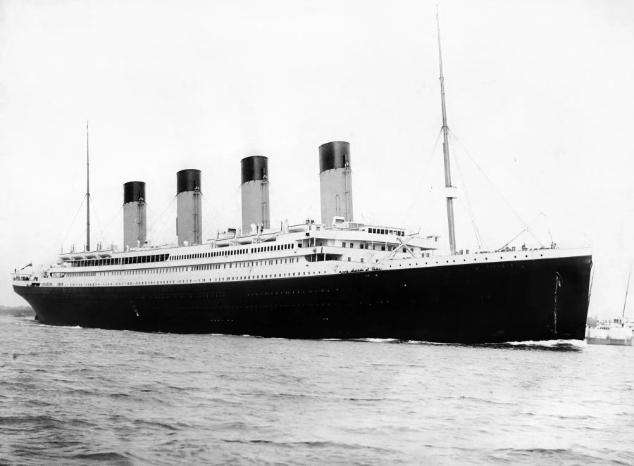 Der Passagierdampfer Titanic sank bei seiner Jungfernfahrt im Jahr 1912.