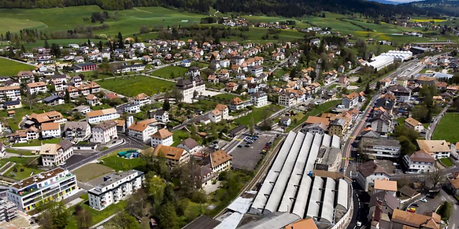 Das Werk von Swissmetal in Reconvilier (im Vordergrund) prägt das Ortsbild dieses bernjurassischen Dorfes. (Archivbild)