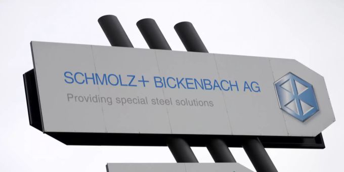 Das Logo des Luzerner Stahlherstellers Schmolz + Bickenbach auf einer Tafel. Schmolz + Bickenbach