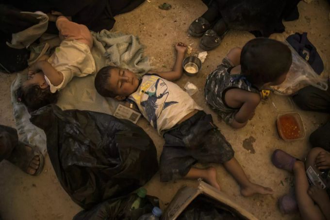 Kinder schlafen auf dem Fussboden in Al-Hol, Syrien. Al-Hol