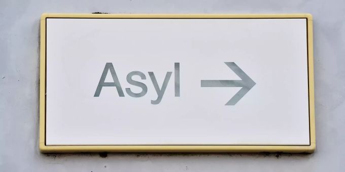 Im Kanton Zug halten sich 2476 Personen im Asylbereich auf sagt Thomas Werner von der SVP. (Symbolbild) Asyl