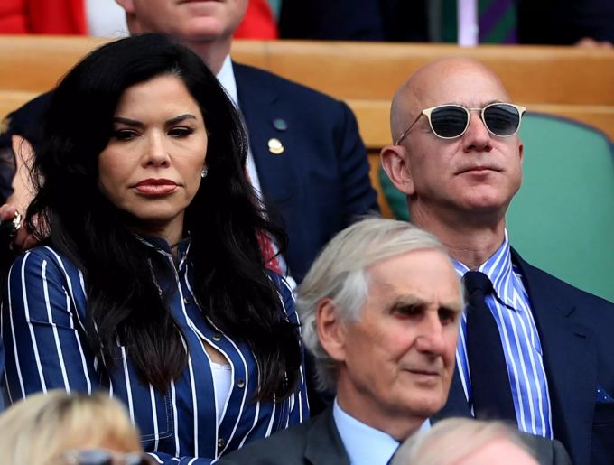 Jeff Bezos (l), CEO von Amazon, und Journalistin Lauren Sanchez sitzen auf der Zuschauertribüne. roger federer