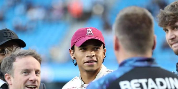 Der verletzte Leroy Sané schaute bei seinem Team vorbei. Foto: Martin Rickett/PA Wire Der verletzte Leroy Sané schaute bei seinem Team vorbei. Foto: Martin Rickett/PA Wire