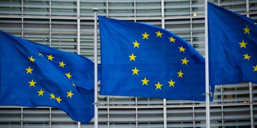 EU-Flaggen wehen vor dem Berlaymont-Gebäude der Europäischen Kommission in Brüssel. Foto: Arne Immanuel Bänsch