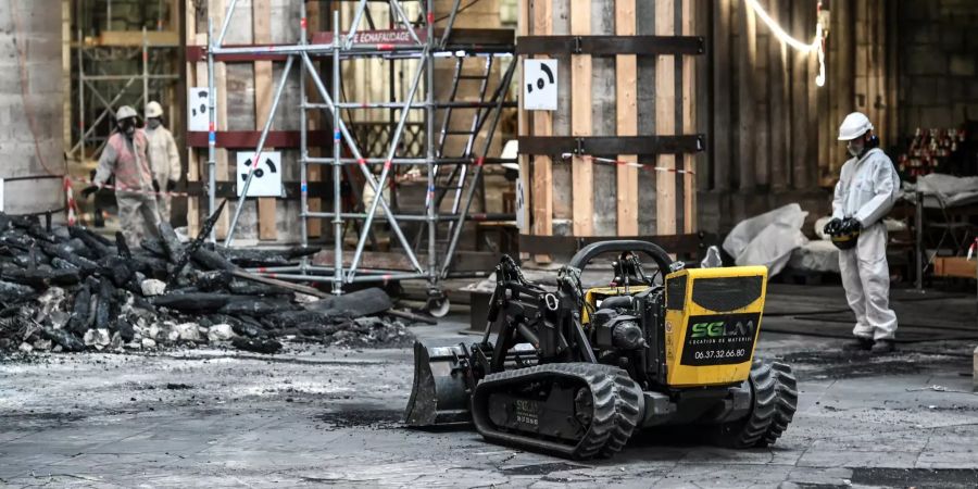 Roboter bergen Trümmer in Notre Dame.