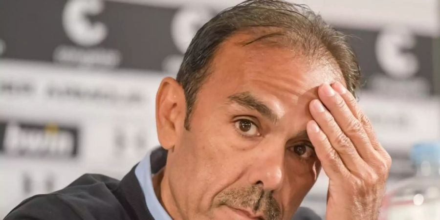 Schaut dem Saisonstart mit Personalsorgen entgegen: Pauli-Coach Jos Luhukay. Foto: Axel Heimken