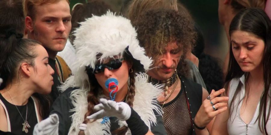 Vor 70 Jahren wurde der Nuggi, wie wir ihn heute kennen, patentiert. Mitte der 1990er - hier an der Street Parade 1995 - machte er kurzzeitig Karriere in der Techno-Szene: Nuggis verhinderten, dass sich Ecstasy-Konsumenten unkontrolliert auf Zunge und Lippen bissen. (Symbolbild)