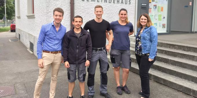 Dr. Adrian Schoop (Gemeindeammann), Kevin Frei (Fachmann Betriebsunterhalt), Fabian Schwitter (Leiter Hausdienst), Rahel Bütler (Hauswartin), Fabienne Fischer (Gemeindeschreiberin) Arbeitsjubiläum