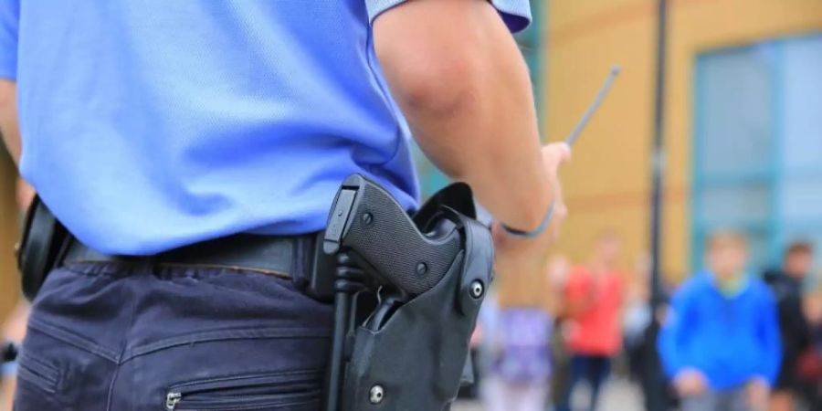 Polizeibeamter auf einem Schulgelände: In Xanten wurde bei einem Streit unter Schülern ein 14-Jähriger lebensgefährlich verletzt.. Foto: Peter Gercke/Symbolfoto