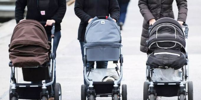 Eine Kinderwagen-Parade. Kinderwagen