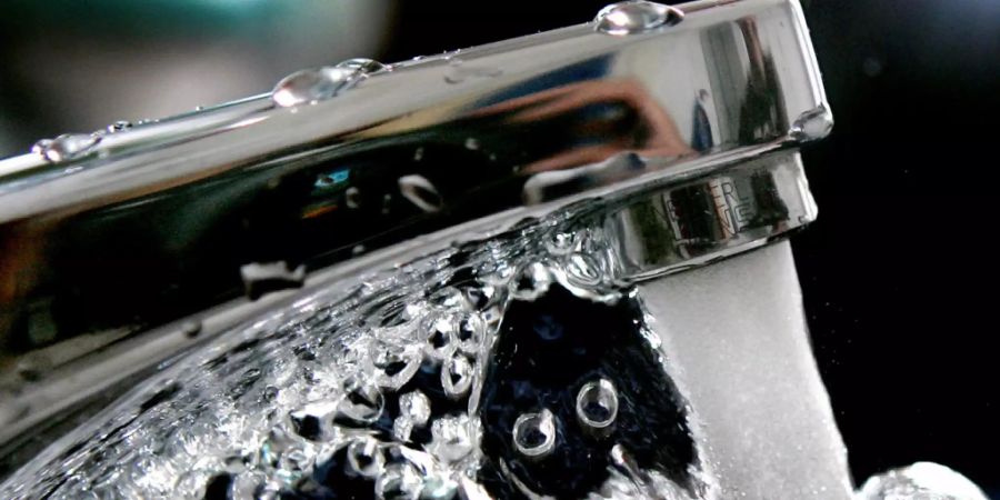 Die Polizei sicherte Proben, darunter Trinkwasser und Hotelgegenstände. (Symbolbild)