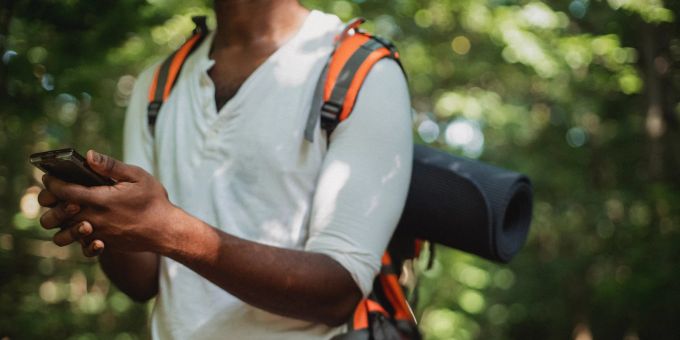 Eine neue App führt Wanderer und Radfahrer zu den Höhepunkten der Schweizer Parkregionen. (Symbolbild) Mann mit Smartphone