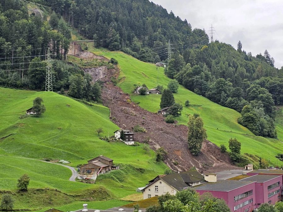 Der Hangrutsch scheint auch ein Industriegebiet erreicht zu haben.