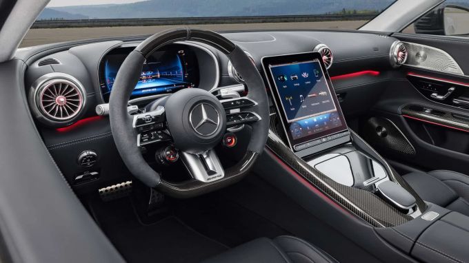 Das SL-Cockpit wurde mit AMG-Zutaten nur unwesentlich für den GT verändert 2023 Mercedes-AMG GT Coupe