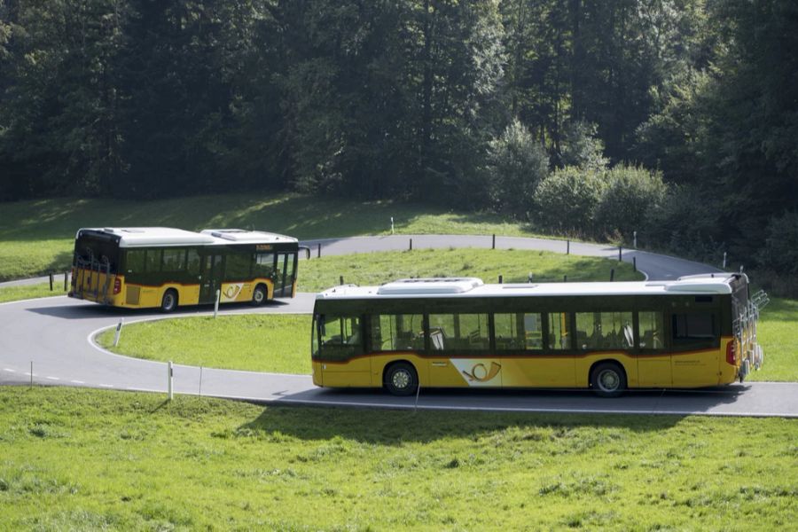 Postauto will bis zum Jahr 2035 bargeldlos werden.