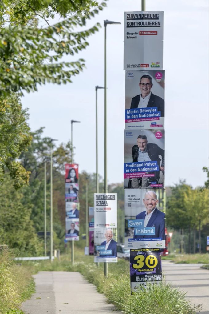 Wahlplakate stapeln sich an Strassenbeleuchtungen des Kantons Baselland – teils regelwidrig. (KEYSTONE/Georgios Kefalas) wahlplakate