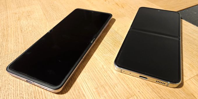 Der Falz fällt beim Flip 5 (rechts) noch immer mehr auf. Galaxy Z Flip 5