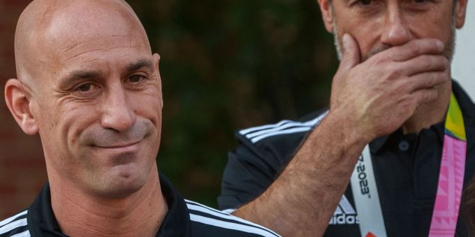 Der spanische Fussball-Verbandspräsident Luis Rubiales lehnt nach dem Kuss-Eklat einen Rücktritt ab. Der spanische Fussball-Verbandspräsident Luis Rubiales lehnt nach dem Kuss-Eklat einen Rücktritt ab.