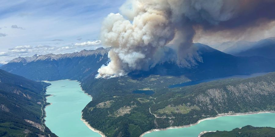 Waldbrände lodern nahe des Downton Lake im südlichen Teil von British Columbia.