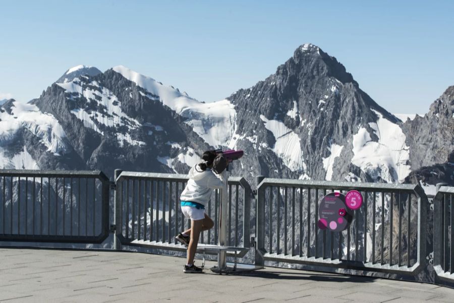 Eine Touristin betrachtet das Panorama, im Hintergrund ist das Gspaltenhorn (rechts) und der Tschingelspitz (links),