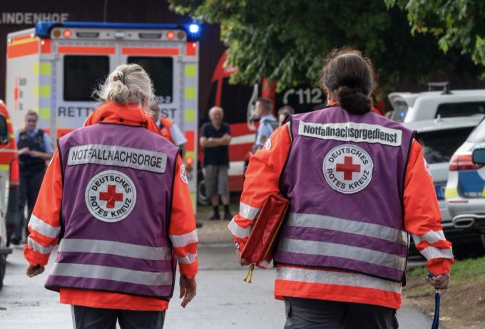 Nach einem Blitzeinschlag sind am Wochenende in Baden-Württemberg mehrere Menschen zum Teil schwer verletzt worden. Notfallseelsorger waren vor Ort im Einsatz. Blitzeinschlag
