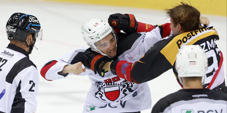 Nach Spielschluss liefern sich Lausannes Cody Almond (l.) und Berns Fabian Ritzmann einen Faustkampf.