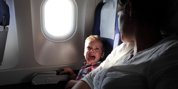 Genervt von schreienden Kindern im Flugzeug? Bei einer niederländischen Airline bald kein Problem mehr.