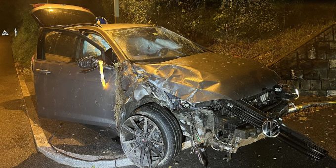 Füllinsdorf BL: Personenwagenlenker verletzt sich bei Selbstunfall Füllinsdorf BL: Selbstunfall