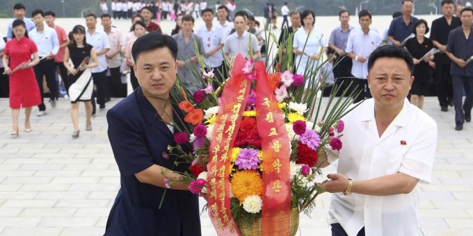 Menschen besuchen die Statuen der ehemaligen Führer Kim Il Sung und Kim Jong Il auf dem Mansu-Hügel in Pjöngjang anlässlich des 75. Jahrestages der Gründung Nordkoreas am Samstag, 9. September 2023. nordkorea parade kim jong un