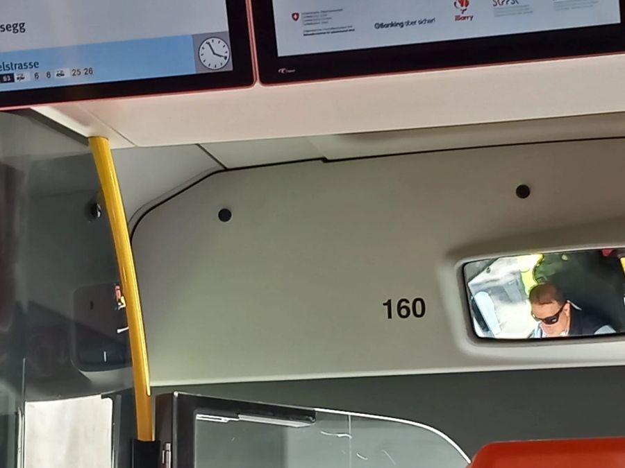 In diesem Bus sah ein Nau.ch-Leser etwas, das er als Schimmel bezeichnet.