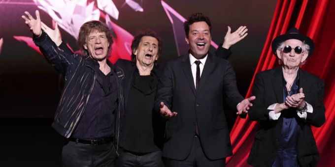 The Rolling Stones trafen sich mit Talkshowhost Jimmy Fallon im Londoner Theater «Hackney Empire» um über ihre neue Musik zu sprechen. The Rolling Stones, Fallon