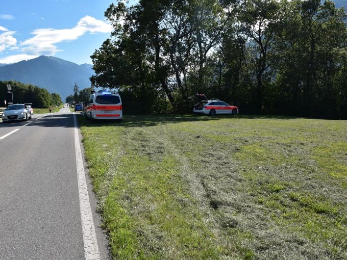 Zwischen den Patrouillenfahrzeugen: Fahrt über das Wiesland vor dem Sturz in die Rüfe Unfall in Trimmis