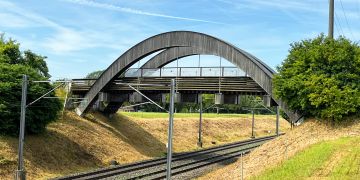 Die Holzbrücke über die SBB-Geleise im Weiler Aach wird saniert.