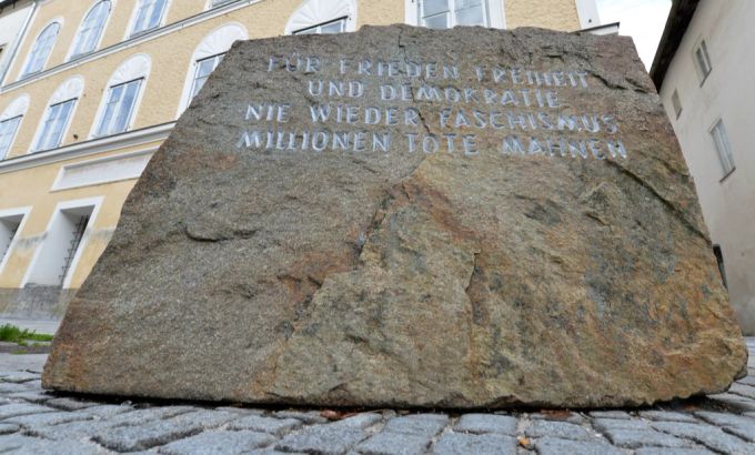 Ein Stein erinnert an die Millionen Opfer des Holocaust in Braunau (A) vor dem Geburtshaus von Adolf Hitler. Adolf Hitler Braunau