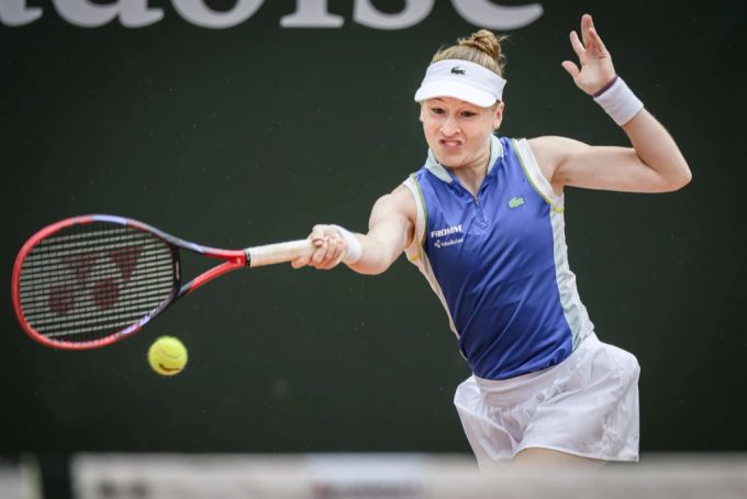 Céline Naef verliert nach gewonnenem Startsatz gegen Anastasia Potopowa. Céline Naef